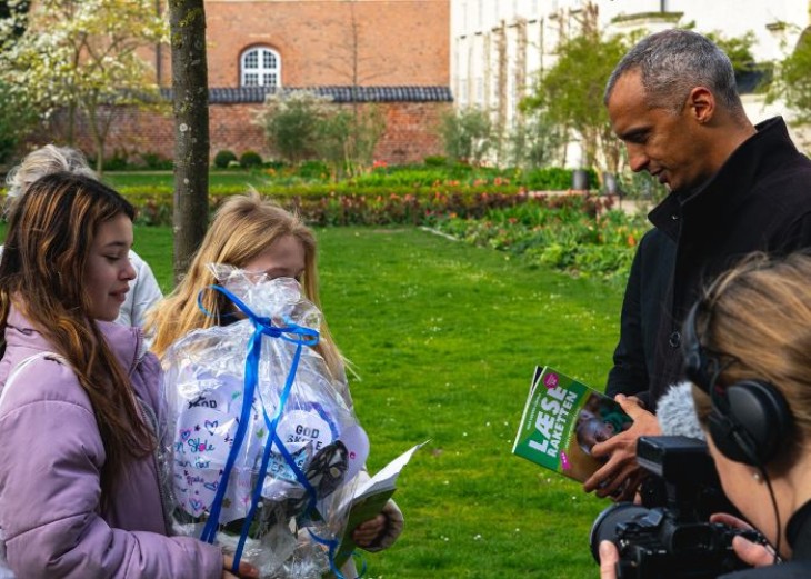 Mathias Tesfaye og skolebørn