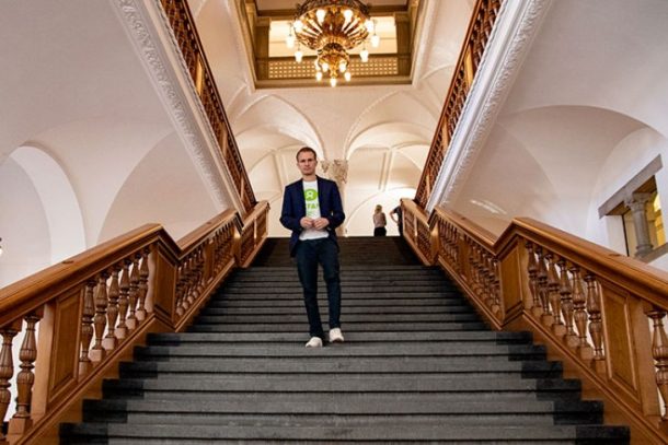 Kristian Weise på trappe, Christiansborg