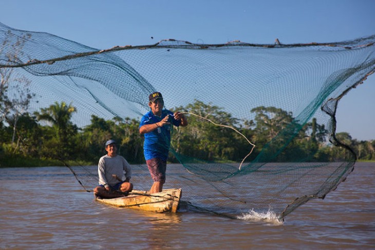 To mænd på fiskebåd, Amazonas