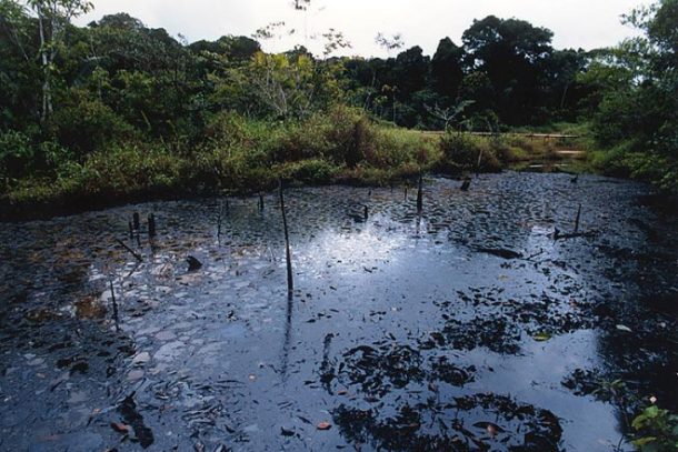 To store olieudslip har sat Peru i undtagelsestilstand siden februar