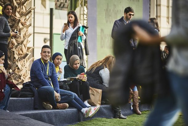 Gruppe af unge mennesker på trappe foran bygning