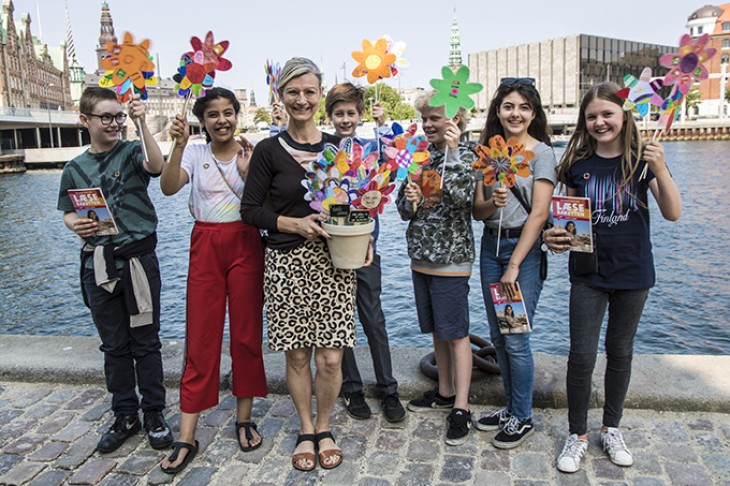 Randersgade Skole giver blomster til Ulla Tørnæs