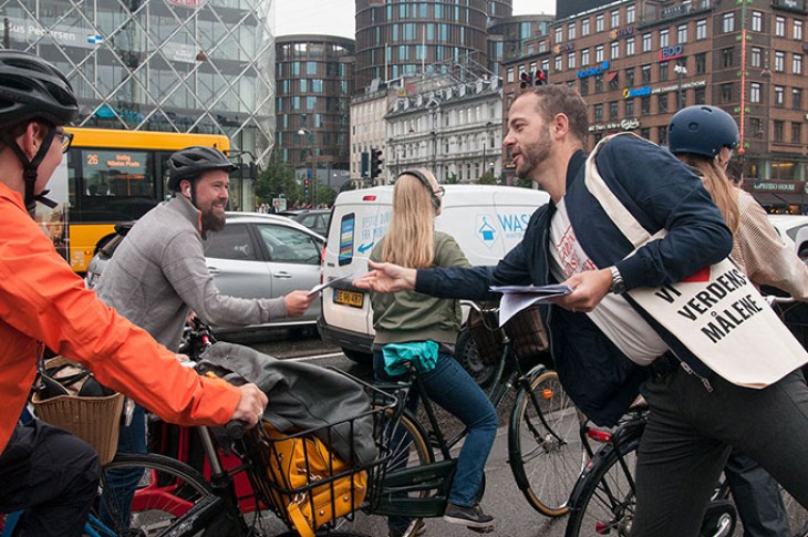 Morten Østergaard deler aviser ud