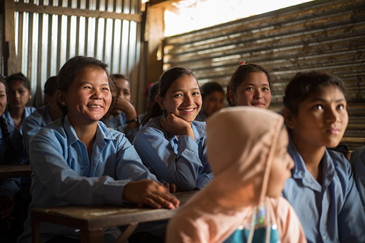 Pigerne på skolen modtager hygiejneundervisning.