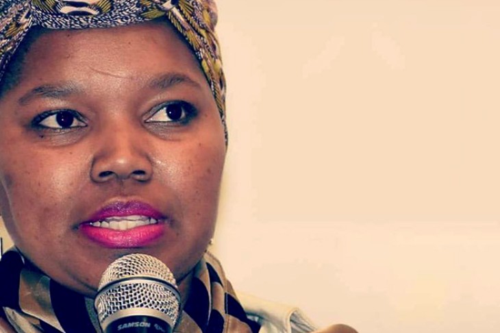 Asanda taler i mikrofon