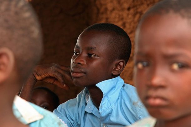 Yaw H-Gbapoan sidder i skolen med sine klassekammerater.