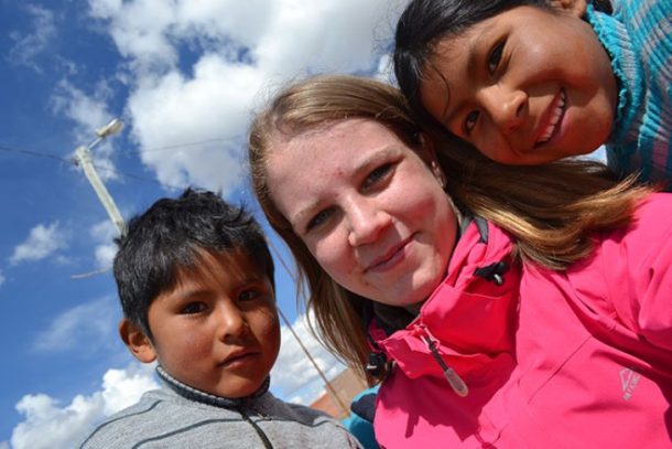 Luna Meldgaard - praktikant hos Urufolket i Bolivia - med to børn