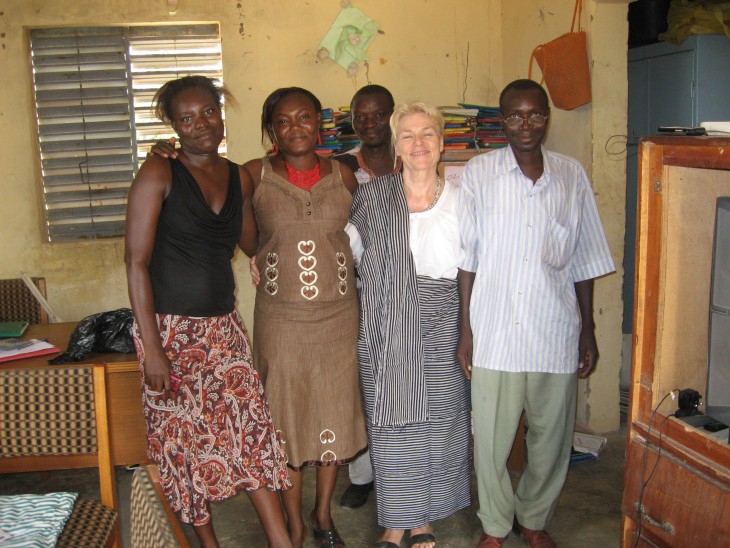Connie Dupont og tre lokale, Burkina Faso.