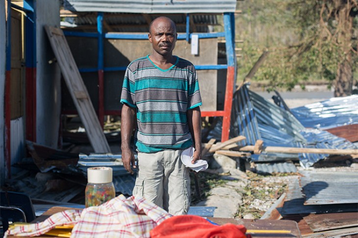 Mand står blandt ruiner efter orkan i Haiti