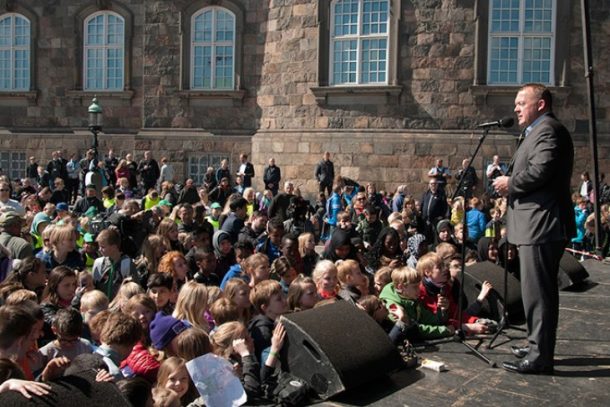 Statsminister Lars Løkke Rasmussen taler til de omkring 800 børn, der var mødt op til Hele Verden i Skoles aktionsdag 2016