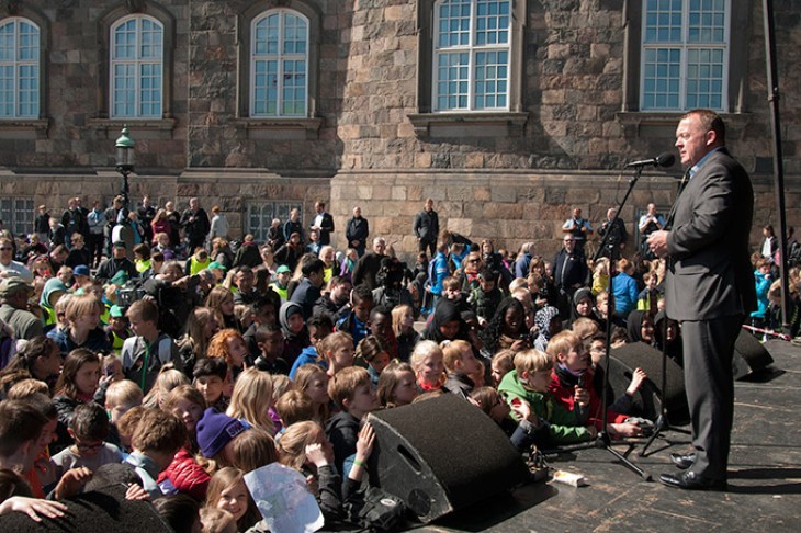 Statsminister Lars Løkke Rasmussen taler til de omkring 800 børn, der var mødt op til Hele Verden i Skoles aktionsdag 2016