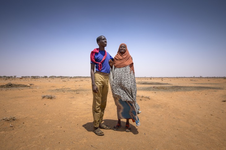 Dehabo Hassan Darror med sit barnebarn under tørken i Somaliland
