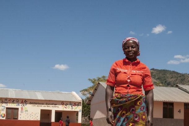 Dalina Antonio foran skole, Mozambique