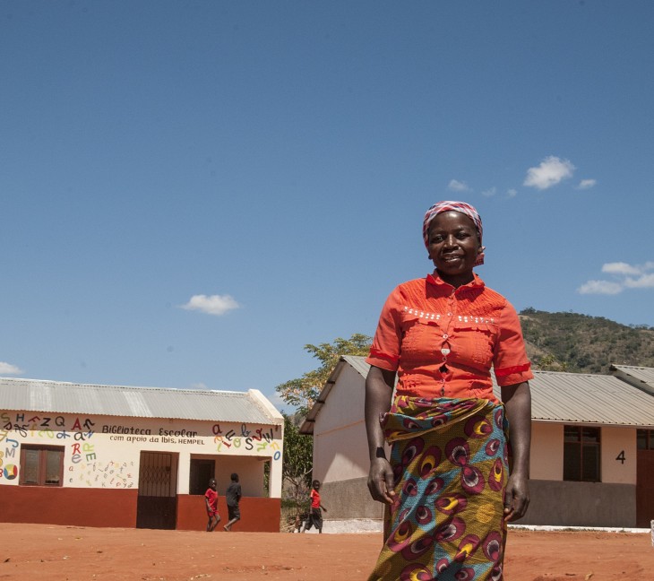 Dalina Antonio foran skole, Mozambique