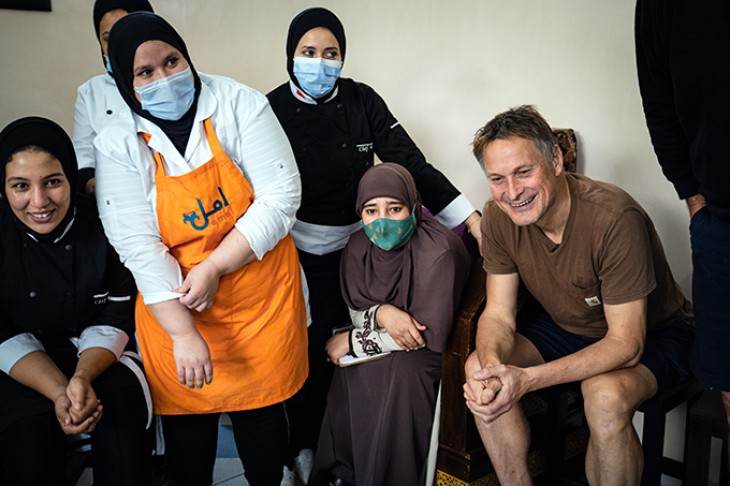 Claus Meyer og en gruppe unge marokkanere med mundbind