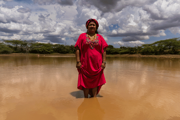 Kvinder der står en i udtørrende flod