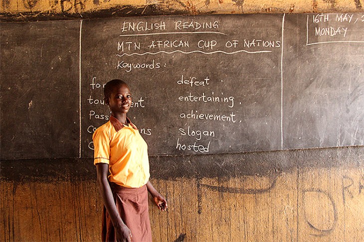 Yaw Ramatu foran tavle i Matalapo Primary School, Sissipe, Ghana