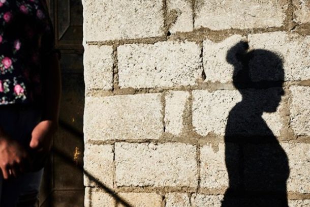 Skyggebillede af en kvinde på en mur