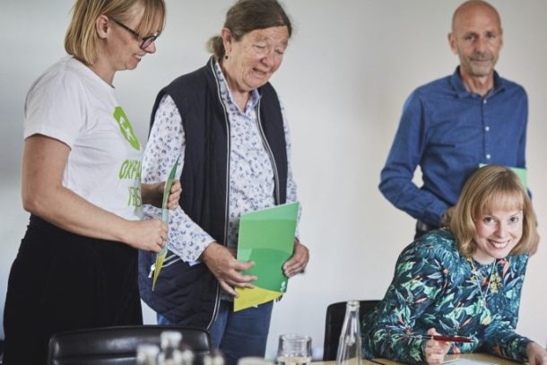 Borgmester Joy Mogensen underskriver skattelyfri charter.