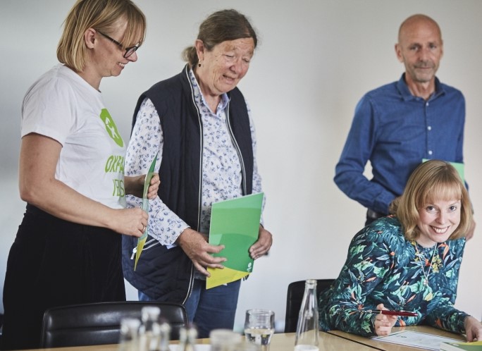 Borgmester Joy Mogensen underskriver skattelyfri charter.