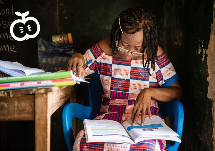 Skolepige læser i en bog