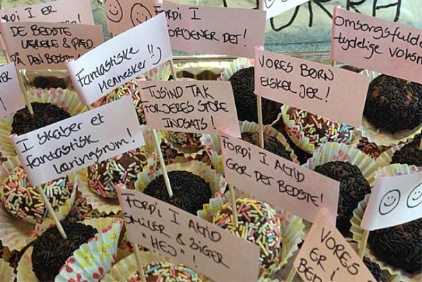 Skilte med lovprisninger af lærere