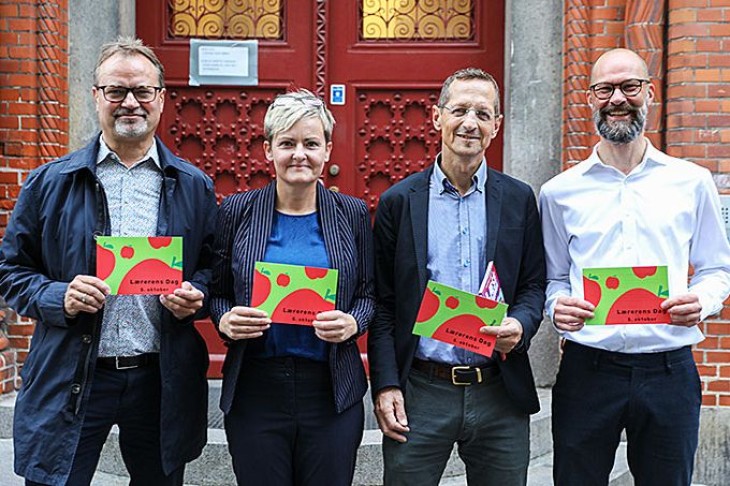 Fire personer foran port