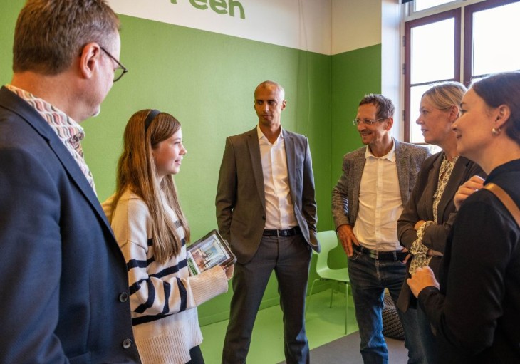 Børn og voksne foran green screen