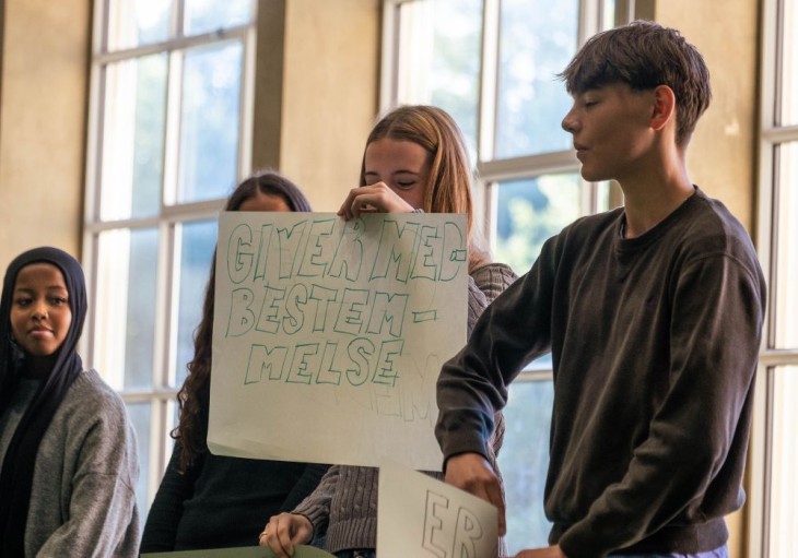Børn med plancher foran vindue