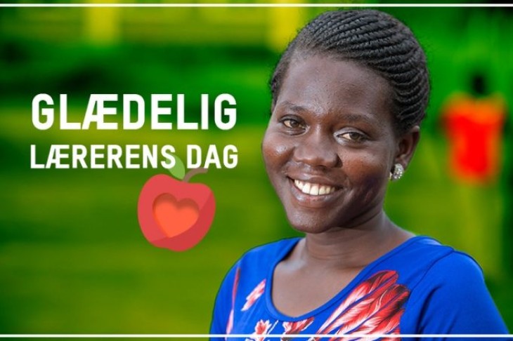 Smilende pige på grøn baggrund