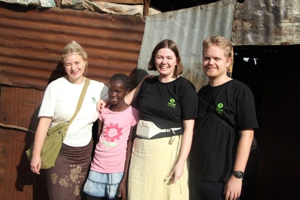 Laura, Emma og Erling står med Gladys foran hendes hjem.