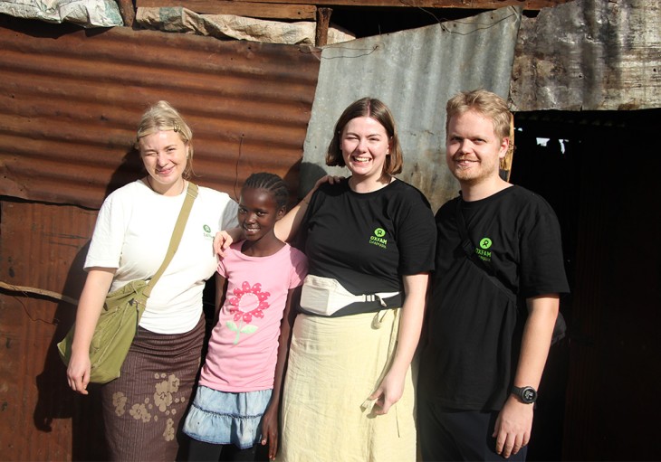 Laura, Emma og Erling står med Gladys foran hendes hjem.
