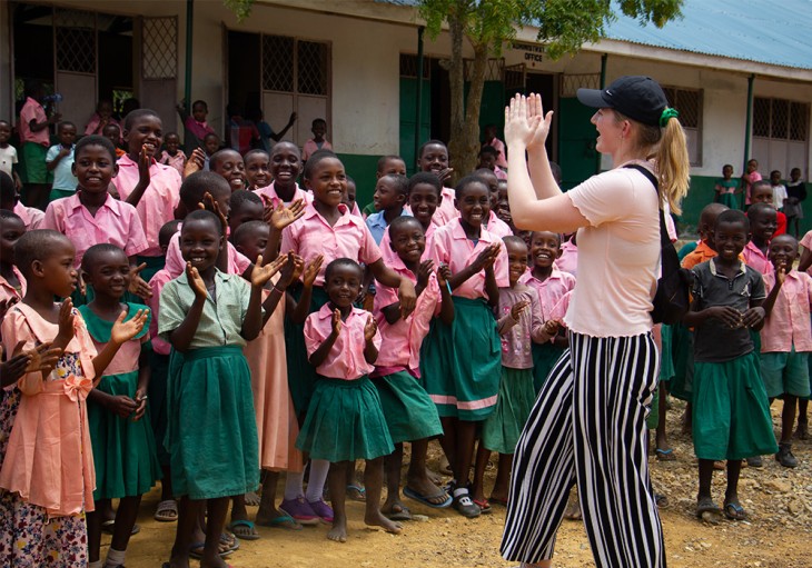 Julie danser med børnene på Glorias skole.