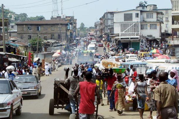 En travl gade i Freetown, Sierra Leone.
