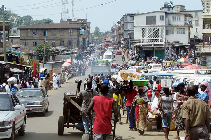 En travl gade i Freetown, Sierra Leone.