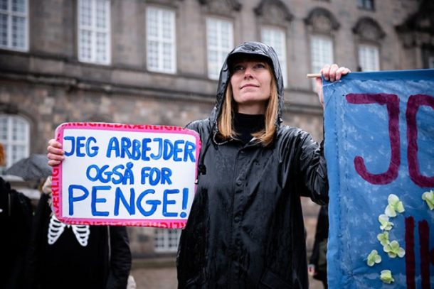 Sofie Korsgaard til demonstration foran Christiansborg
