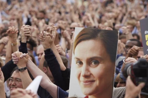 Minde-demonstration for Jo Cox på hendes 42 års fødselsdag.
