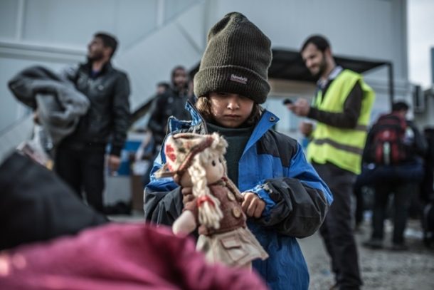 Flygtningebarn med dukke