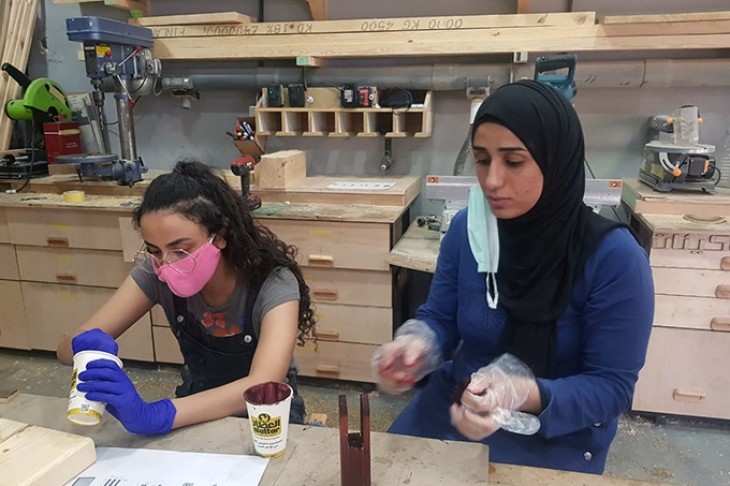 To kvinder på et værksted, Jordan