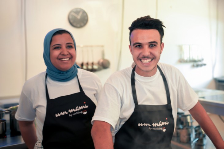 To unge kokke i forklæder