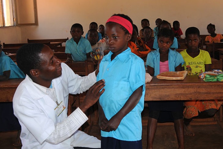 Lærer og skolebørn i Mozambique