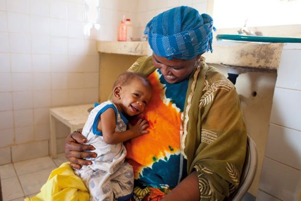 Kvinde med spædbarn på sundhedscenter i Niger