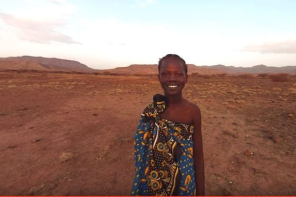 Evelyn foran udtørret landskab