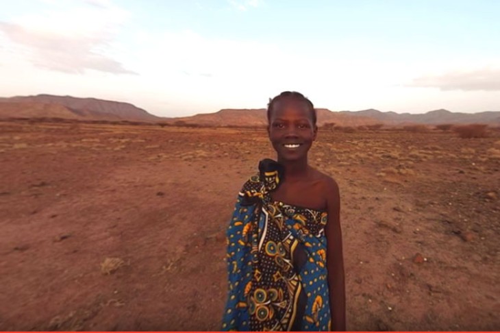 Evelyn foran udtørret landskab