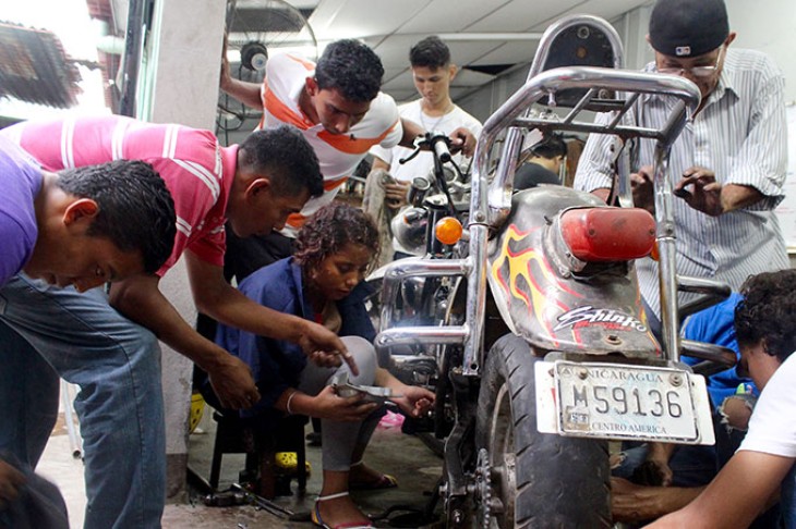Unge mekanikere med motorcykel, Nicaragua