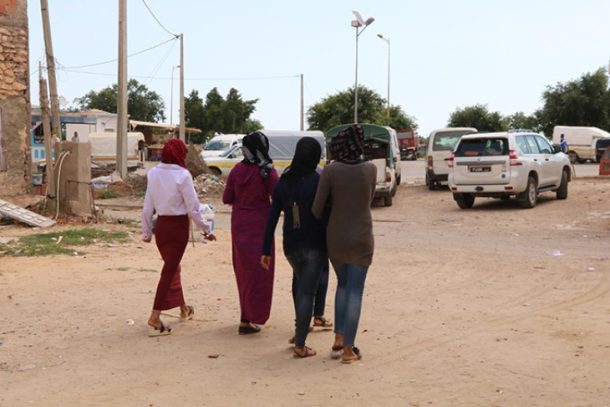 Fire kvinder foran parkeringsplads i Tunesien