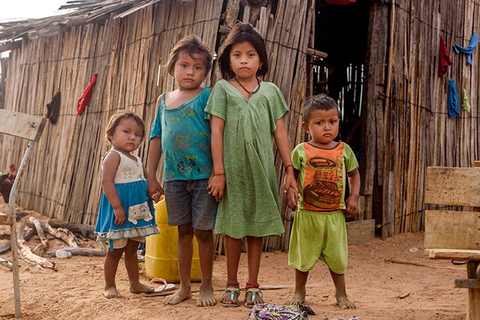 Børn foran landsbyskole i La Guajira, Colombia