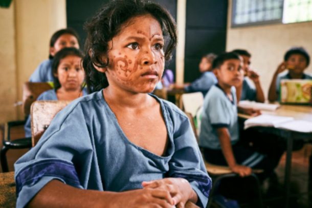 Pige med hennadekoration i ansigtet. Colombia