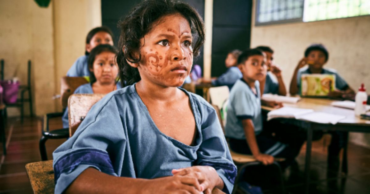 Pige med hennadekoration i ansigtet. Colombia