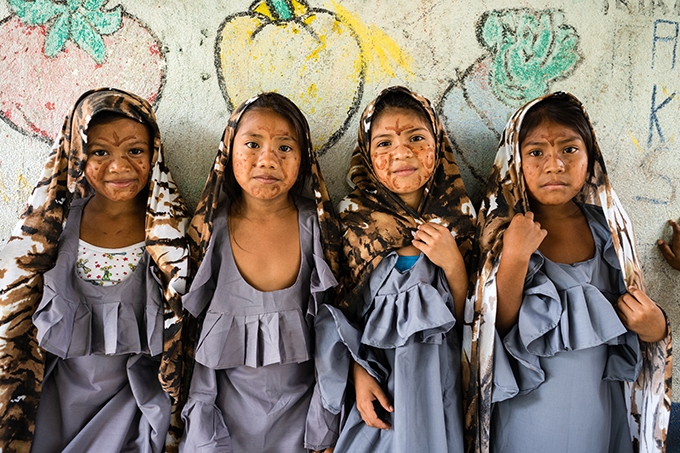 Skolepiger med Henna-dekorationer. Colombia